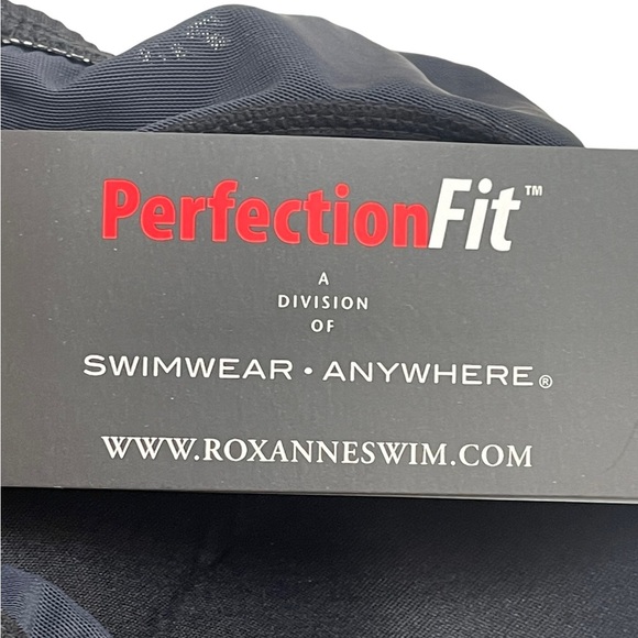 New Roxanne black
V Neck Sarong
One Piece Swimsuit size 16(40DCup) - Picture 11 of 15